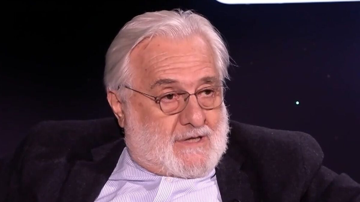 Ο Γιάννης Σμαραγδής κατά τη διάρκεια της συνέντευξης