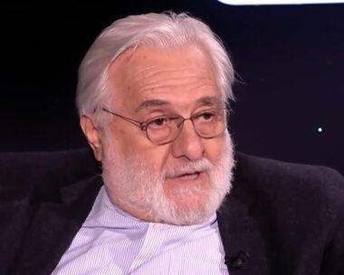 Ο Γιάννης Σμαραγδής κατά τη διάρκεια της συνέντευξης