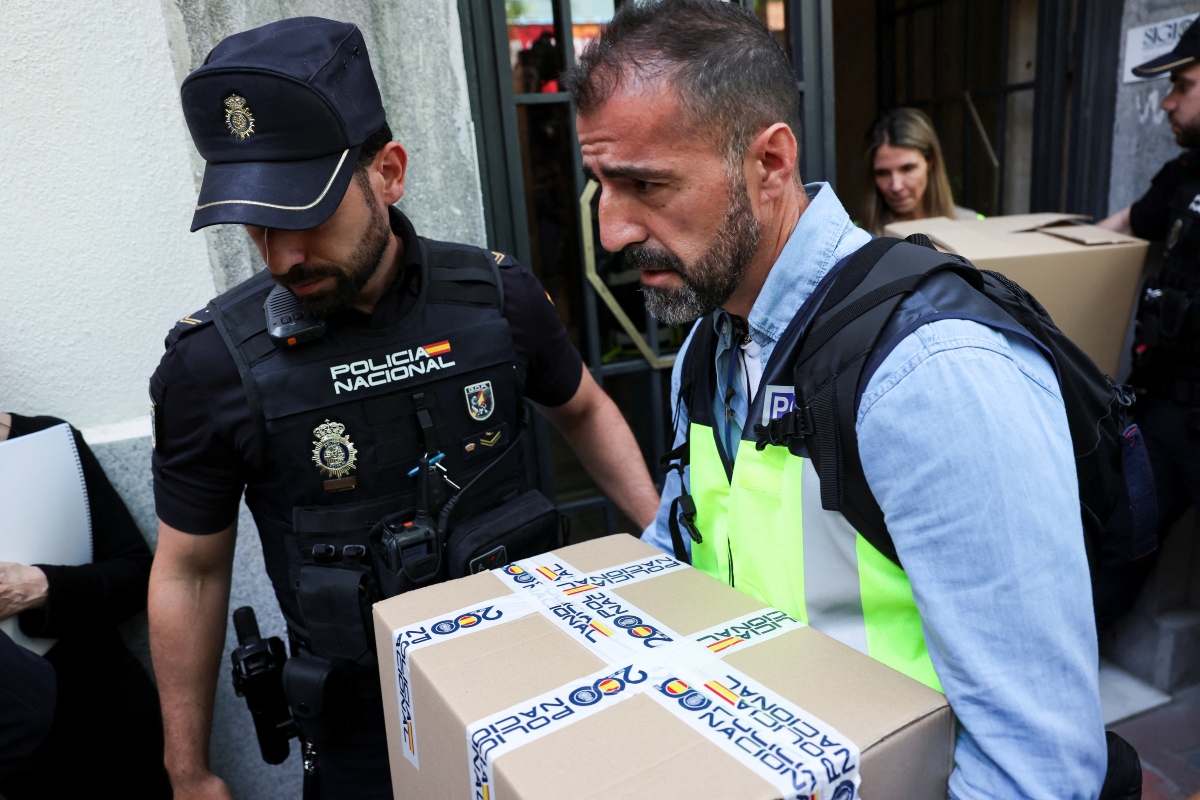 Αστυνομικοί μεταφέρουν κουτιά από το γραφείο του πρώην πρωθυπουργού της Ισπανίας, Λουίς Θαπατέρο