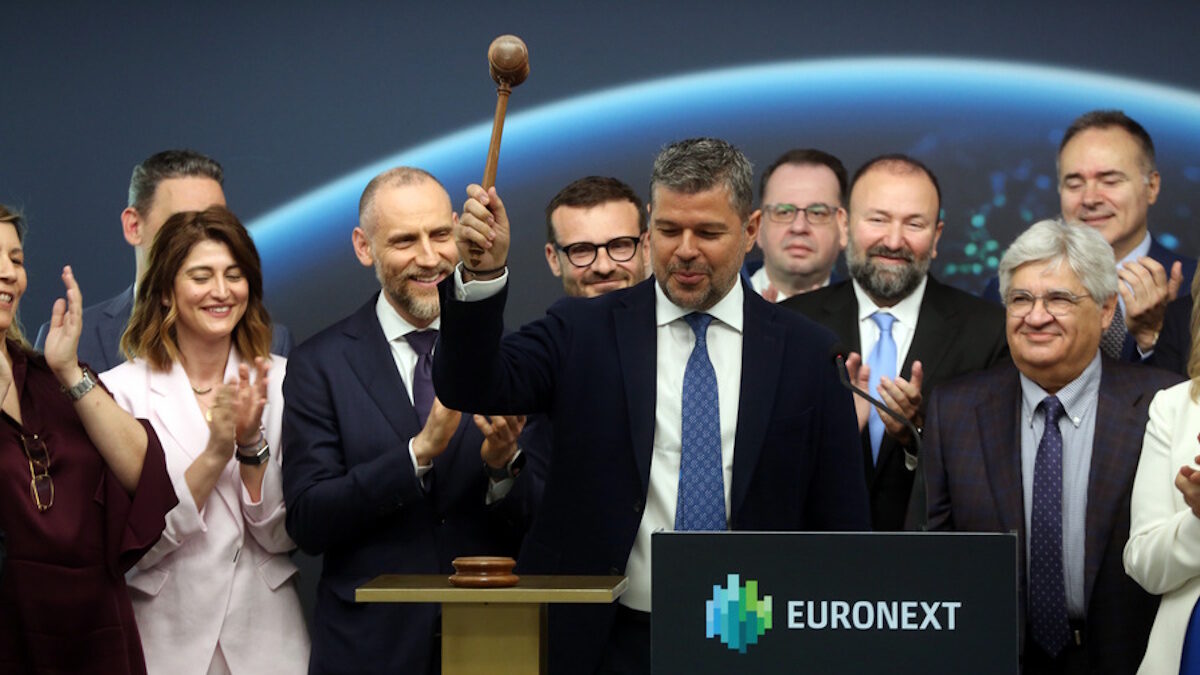 Ο πρόεδρος και διευθύνων σύμβουλος της ΔΕΗ Γιώργος Στάσης, χτυπά το σφυρί του ανοίγματος στο ξεκίνημα της σημερινής συνεδρίασης του Χρηματιστηρίου, καθώς εισάγονται στο Euronext Athens οι νέες μετοχές της ΔΕΗ