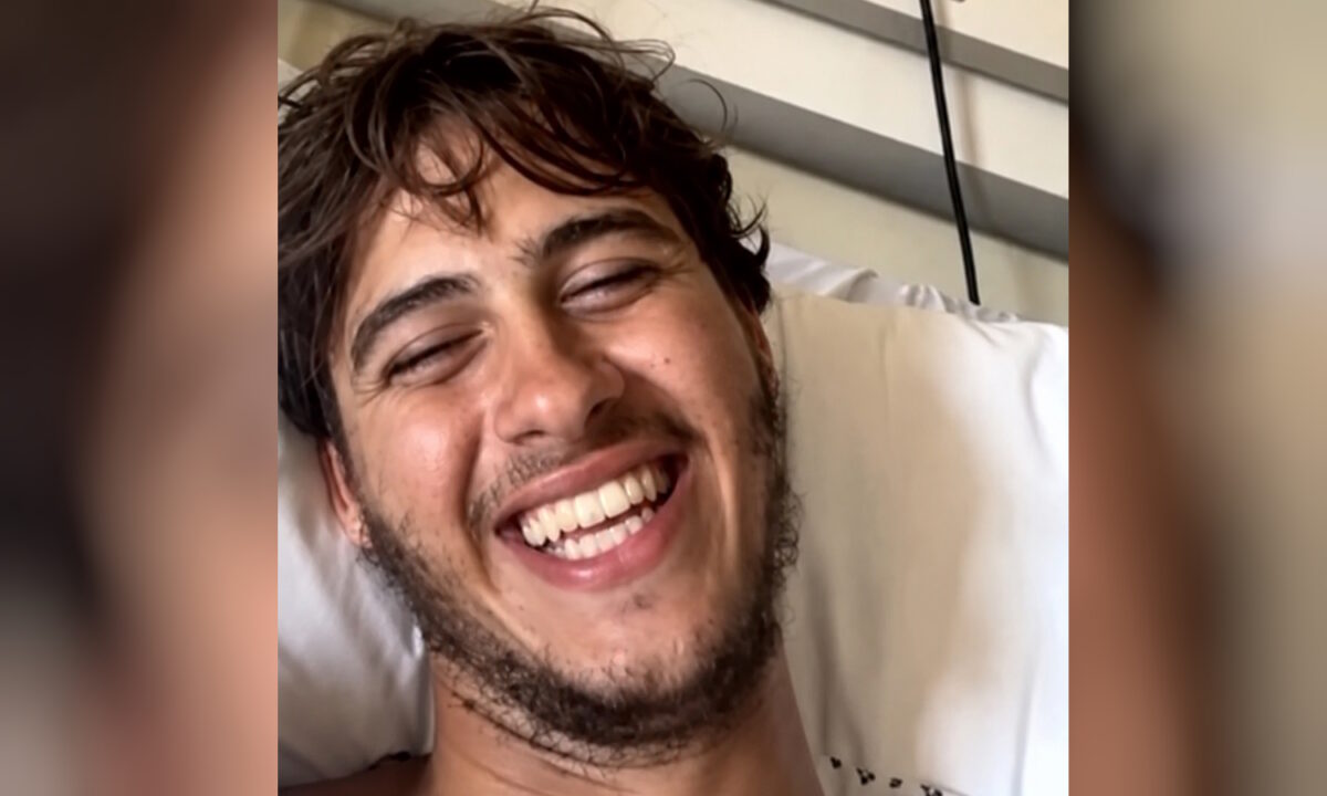 Survivor: Η πρώτη φωτογραφία του Σταύρου Φλώρου μέσα από το νοσοκομείο - Χαμογελά πλατιά λίγο πριν φύγει για ΗΠΑ