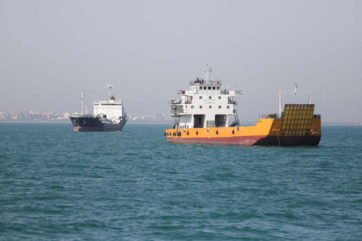 Πλοία στα Στενά του Ορμούζ κοντά στο Μπαντάρ Αμπάς, Ιράν
