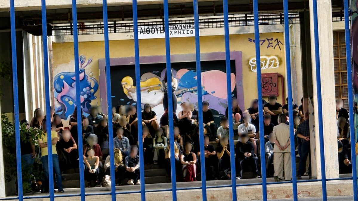 Ηλιούπολη: Αμίλητοι και με λευκά λουλούδια αποχαιρετούν την 17χρονη οι συμμαθητές της στο σχολείο τους – Μάχη για τη ζωή της δίνει η φίλη της