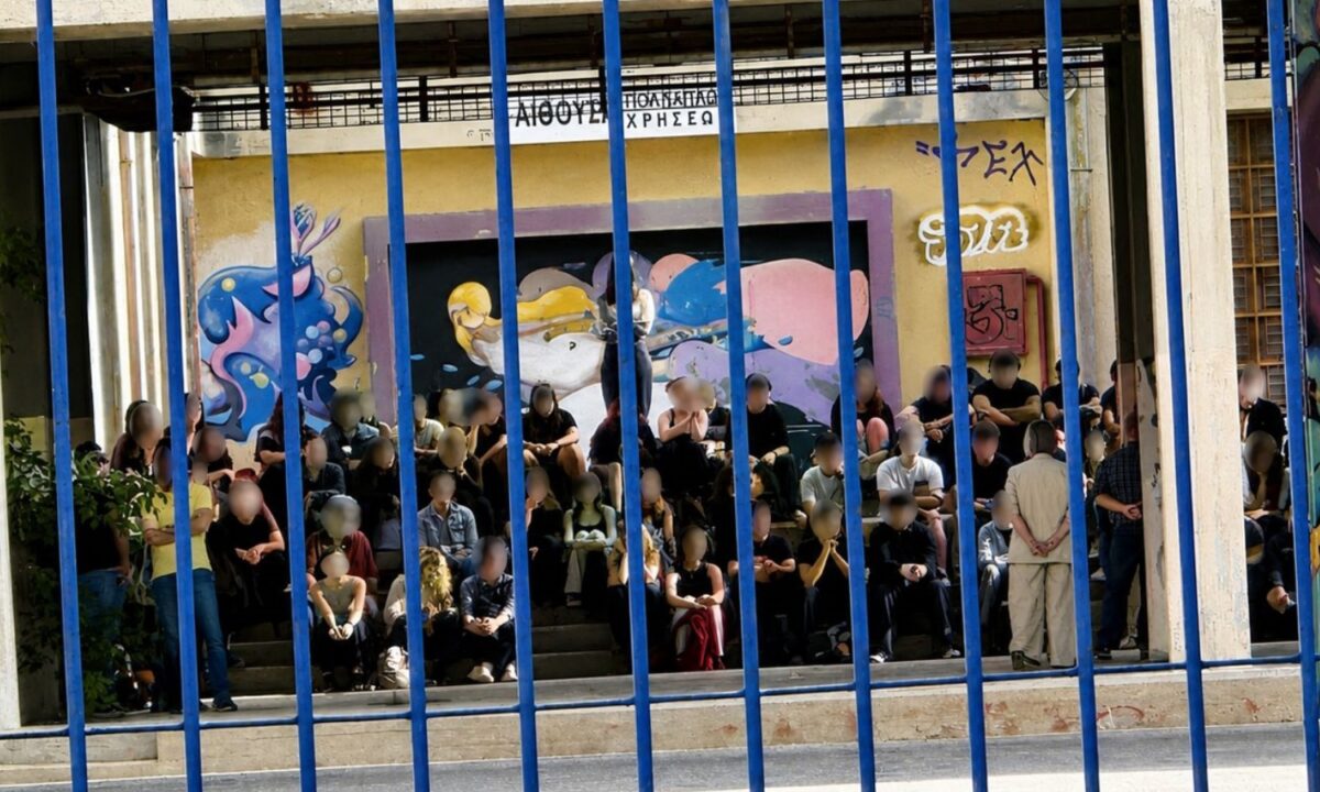 Ηλιούπολη: Αμίλητοι και με λευκά λουλούδια αποχαιρετούν την 17χρονη οι συμμαθητές της στο σχολείο τους – Μάχη για τη ζωή της δίνει η φίλη της