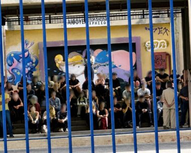 Ηλιούπολη: Αμίλητοι και με λευκά λουλούδια αποχαιρετούν την 17χρονη οι συμμαθητές της στο σχολείο τους – Μάχη για τη ζωή της δίνει η φίλη της