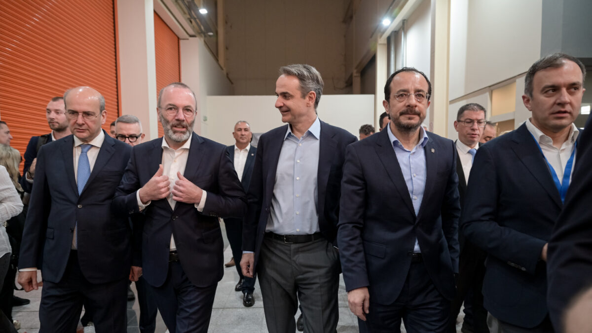 Ο Κώστας Χατζηδάκης, ο Μάνφρεντ Βέμπερ, ο Κυριάκος Μητσοτάκης και ο Νίκος Χριστοδουλίδης
