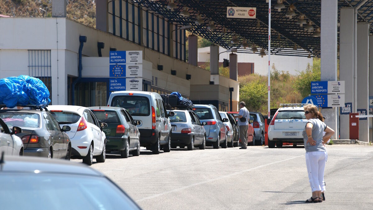 Ουρές αυτοκινήτων έχουν σχηματιστεί στα ελληνοαλβανικά σύνορα και συγκεκριμένα στο Τελωνείο Μαυροματίου Σαγιάδας, καθώς Αλβανοί και Βορειοηπειρώτες επιστρέφουν μαζικά για να εορτάσουν το Δεκαπενταύγουστο στον τόπο τους