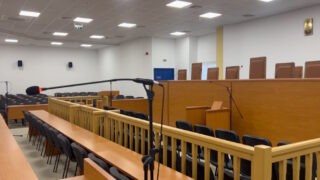 Δίκη για τα Τέμπη: Εικόνες από την δικαστική αίθουσα που μεγάλωσε κατά 100 θέσεις