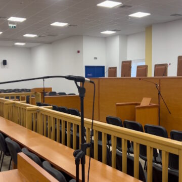Δίκη για τα Τέμπη: Εικόνες από την δικαστική αίθουσα που μεγάλωσε κατά 100 θέσεις