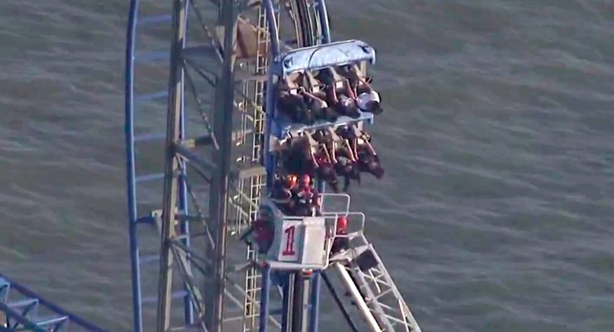 Roller coaster ακινητοποιήθηκε στον αέρα με οκτώ επιβάτες