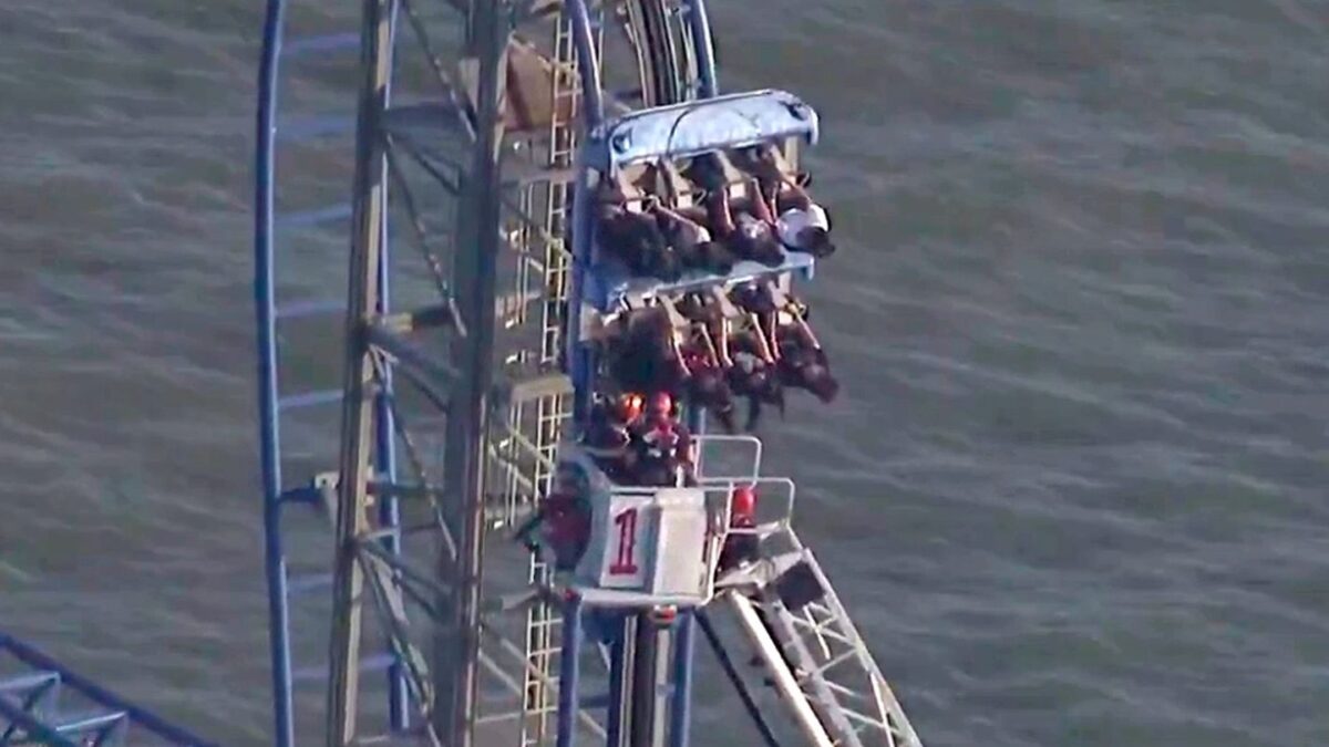 Roller coaster ακινητοποιήθηκε στον αέρα με οκτώ επιβάτες