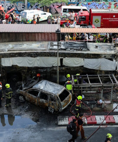 Υπηρεσίες έκτακτης ανάγκης στο σημείο της σύγκρουσης τρένου με λεωφορείο στην Μπανγκόκ της Ταϊλάνδης