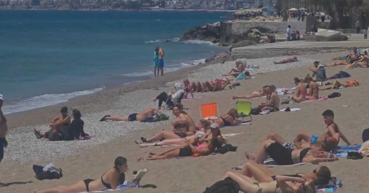 Ξεχύθηκαν στις παραλίες Αθηναίοι και τουρίστες – Γεμάτες οι παραλίες στα νότια με «σύμμαχο» τους 26 βαθμούς Κελσίου