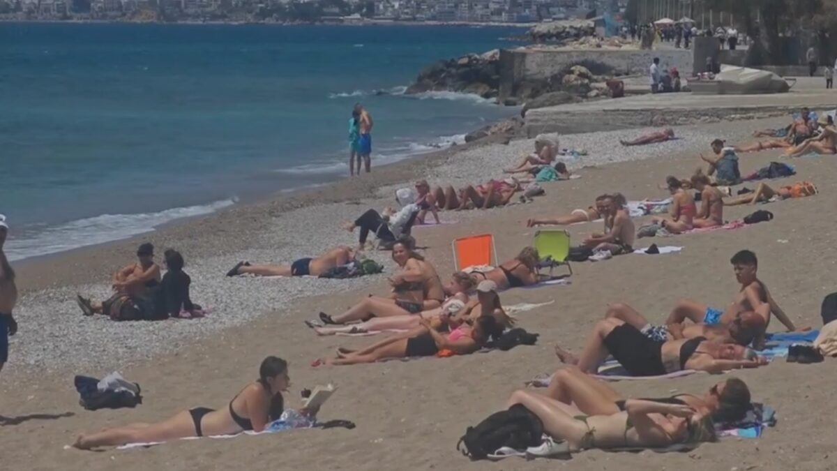Ξεχύθηκαν στις παραλίες Αθηναίοι και τουρίστες – Γεμάτες οι παραλίες στα νότια με «σύμμαχο» τους 26 βαθμούς Κελσίου
