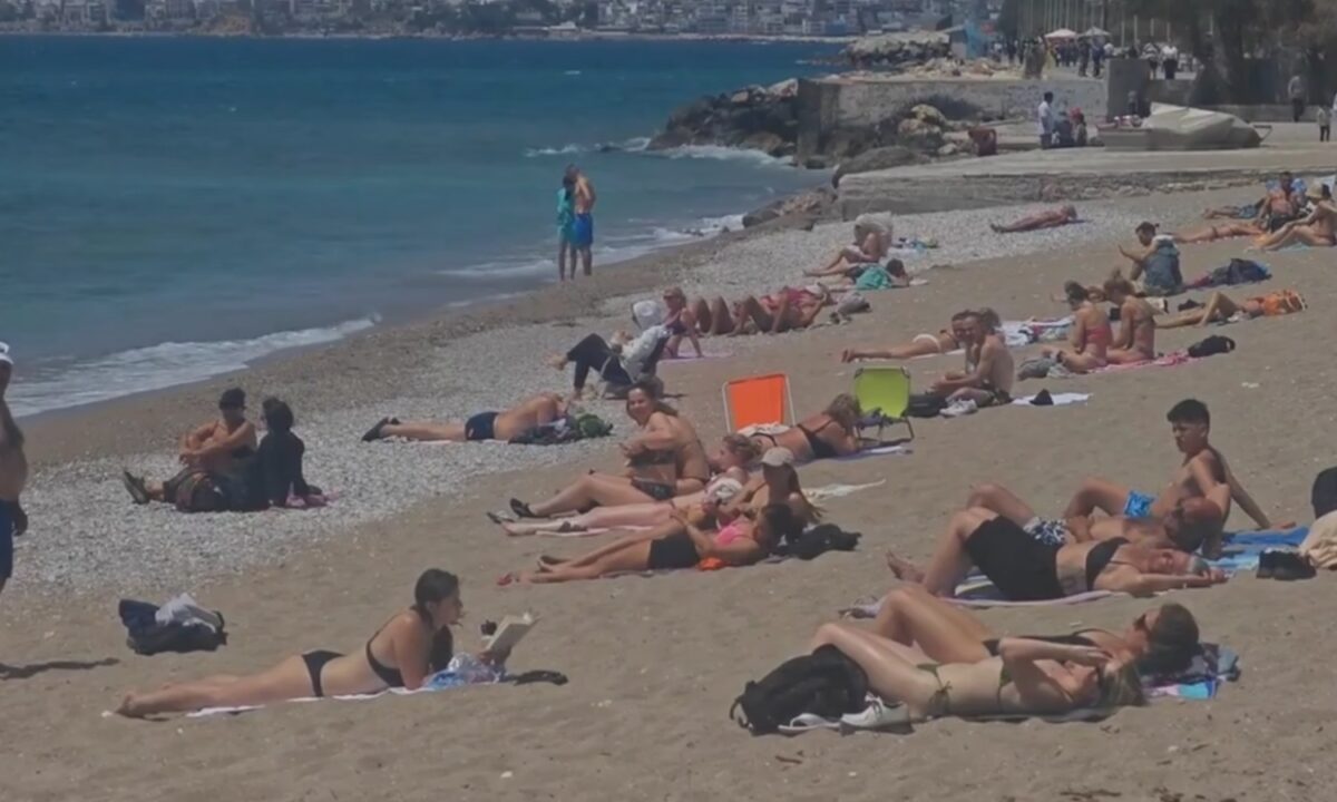 Ξεχύθηκαν στις παραλίες Αθηναίοι και τουρίστες - Γεμάτες οι παραλίες στα νότια με «σύμμαχο» τους 26 βαθμούς Κελσίου