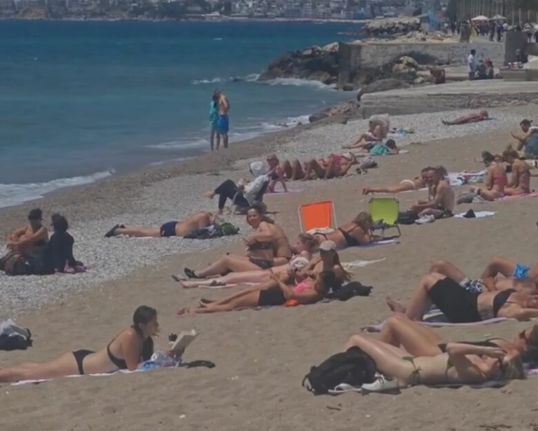 Ξεχύθηκαν στις παραλίες Αθηναίοι και τουρίστες – Γεμάτες οι παραλίες στα νότια με «σύμμαχο» τους 26 βαθμούς Κελσίου