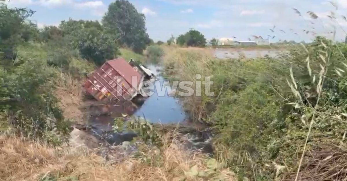 Φορτηγό έπεσε σε κανάλι στην περιοχή της Χαλάστρας