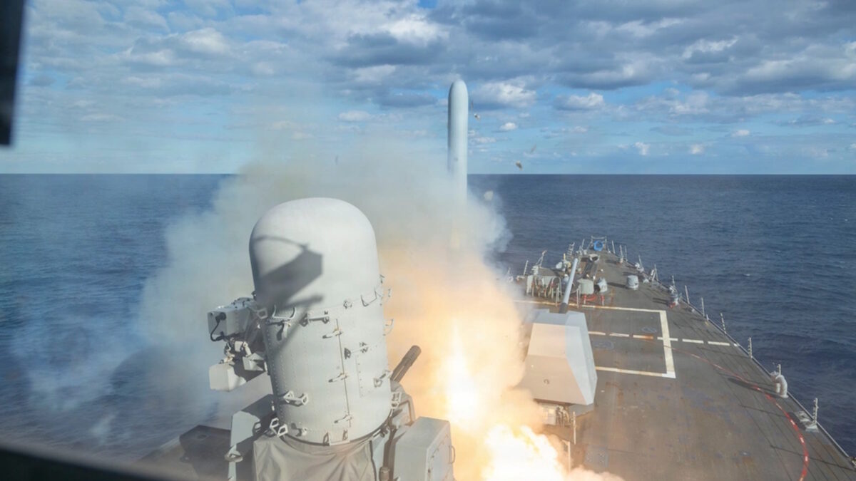 Εκτόξευση πυραύλου Tomahawk από αμερικανικό αντιτορπολικό κλάσης Arleigh Burke εναντίον του Ιράν