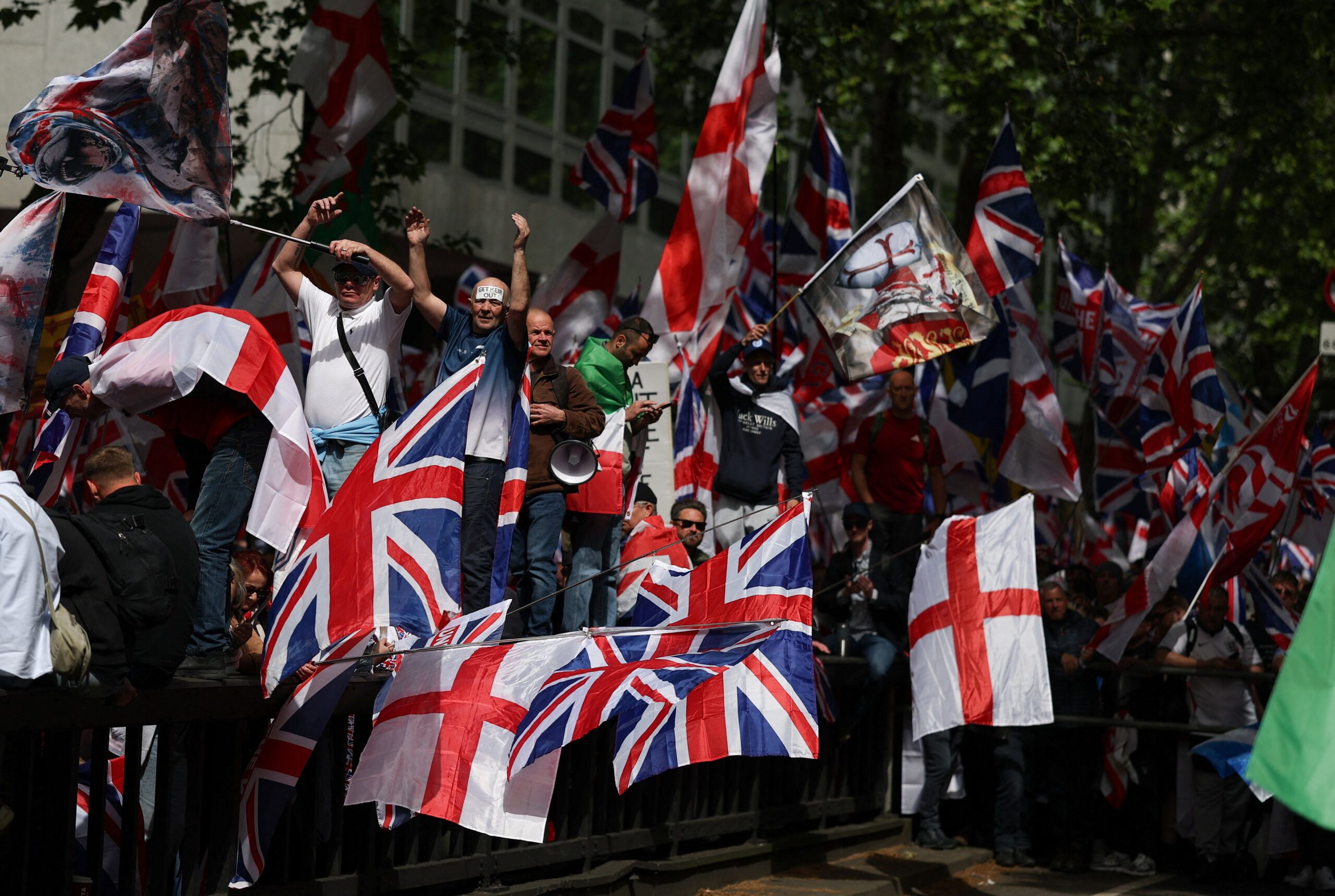 'Unite the Kingdom' rally, in London Ο ακροδεξιός ακτιβιστής Τόμι Ρόμπινσον (Στίβεν Γιάξλεϊ-Λένον) ηγήθηκε μεγάλης πορείας με την ονομασία "Unite the Kingdom" στο κέντρο του Λονδίνου