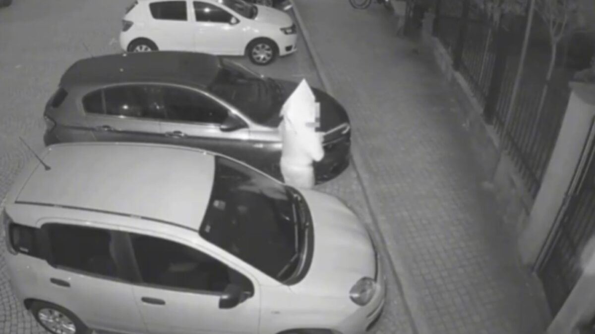 Έβαλε χάρτινη σακούλα στο κεφάλι για να σκάσει τα λάστιχα της πρώην συζύγου του στο Τορίνο