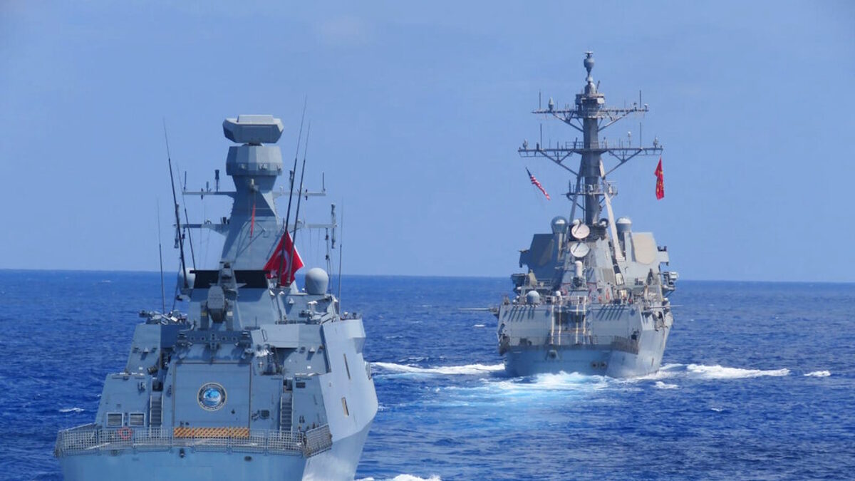 Το αμερικανικό αντιτορπιλικό USS Winston S. Churchill, στο βάθος, μαζί με την τουρκική φρεγάτα TCG Barbaros, πραγματοποιούν ναυτικές ασκήσεις στην Ανατολική Μεσόγειο