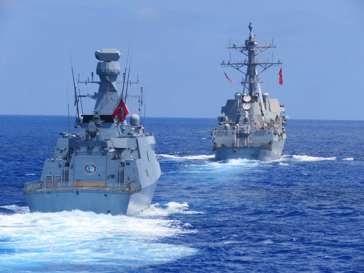 Το αμερικανικό αντιτορπιλικό USS Winston S. Churchill, στο βάθος, μαζί με την τουρκική φρεγάτα TCG Barbaros, πραγματοποιούν ναυτικές ασκήσεις στην Ανατολική Μεσόγειο