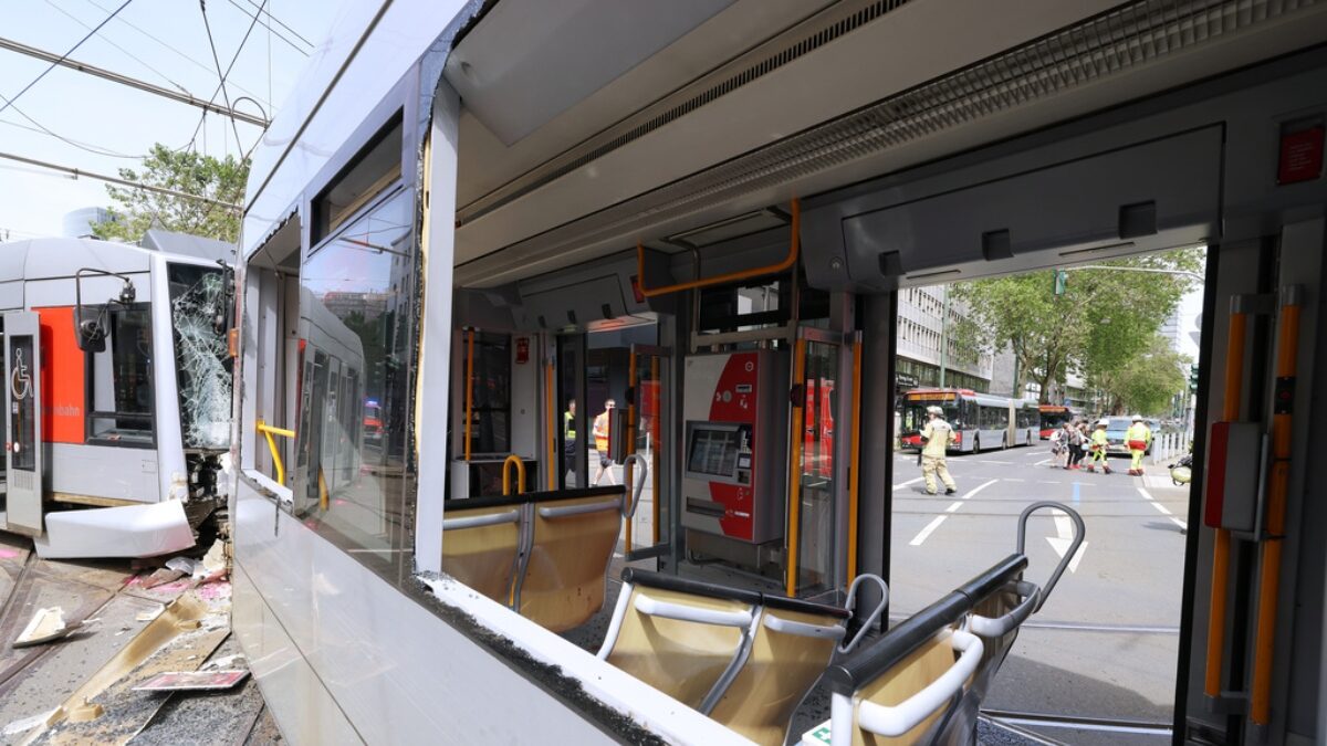 23 May 2026, North Rhine-Westphalia, Duesseldorf: A damaged streetcar stands at the scene of the accident. Two streetcars collided head-on at the corner of Berliner Allee and Graf-Adolf-Straße for reasons that have not yet been clarified. According to the fire department, 27 people were injured, five of them seriously.