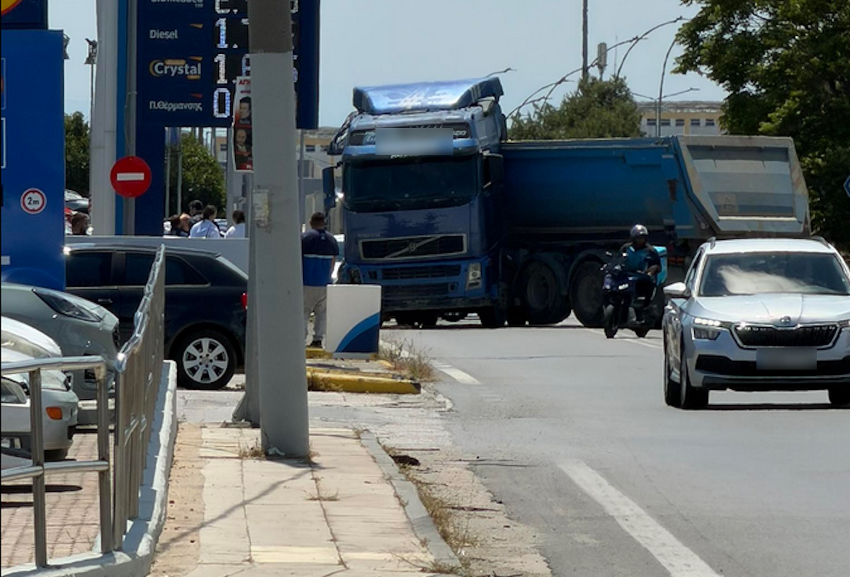 Αγιος Στέφανος: Νεκρός οδηγός μηχανής σε τροχαίο - «Δίπλωσε» νταλίκα και τον χτύπησε