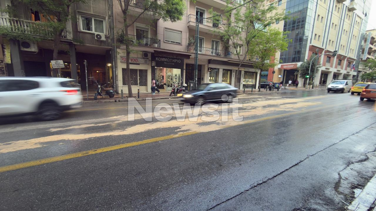 Τροχαίο στην Πατησίων με 2 τραυματίες, συγκρούστηκαν 3 αυτοκίνητα και 2 μηχανές