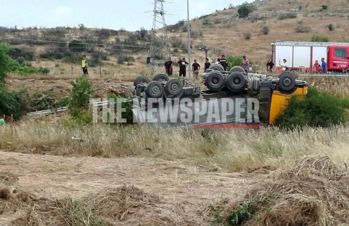 Φορτηγό ντελαπάρισε στην εθνική οδό Βόλου - Λάρισας, απεγκλωβίστηκε ο οδηγός
