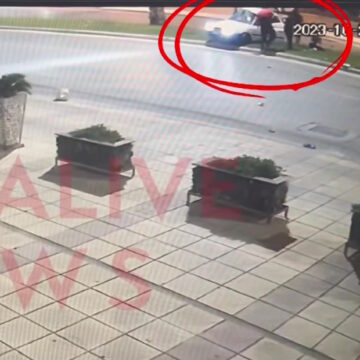 Το αυτοκίνητο μόλις έχει προσκρούσει στην κολώνα