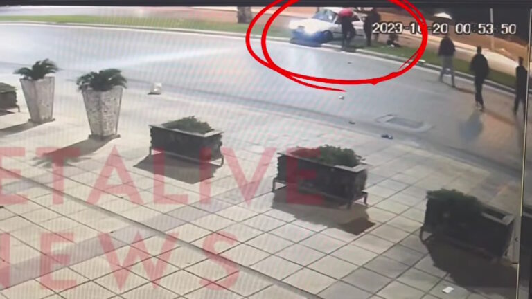 Το αυτοκίνητο μόλις έχει προσκρούσει στην κολώνα