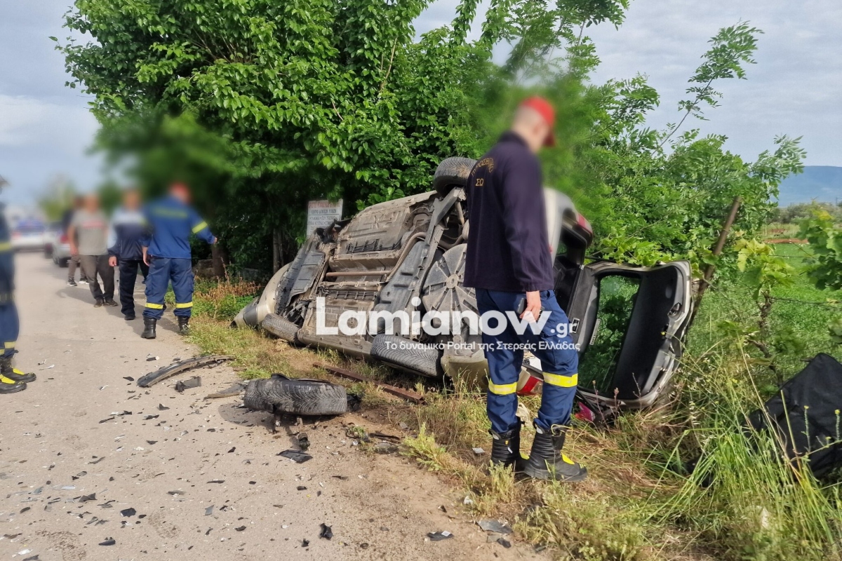 Λαμία: Σφοδρή σύγκρουση δύο αυτοκινήτων σε διασταύρωση - Εγκλωβίστηκε ο οδηγός του αυτοκινήτου που τούμπαρε