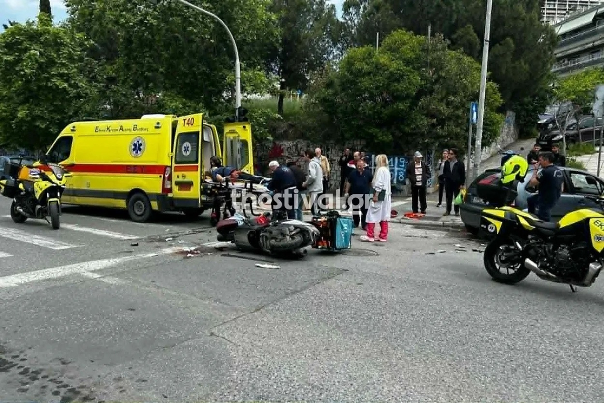 Τροχαίο στη Θεσσαλονίκη: Σφοδρή σύγκρουση μεταξύ δύο μηχανών και αυτοκινήτου, 2 σοβαρά τραυματίες