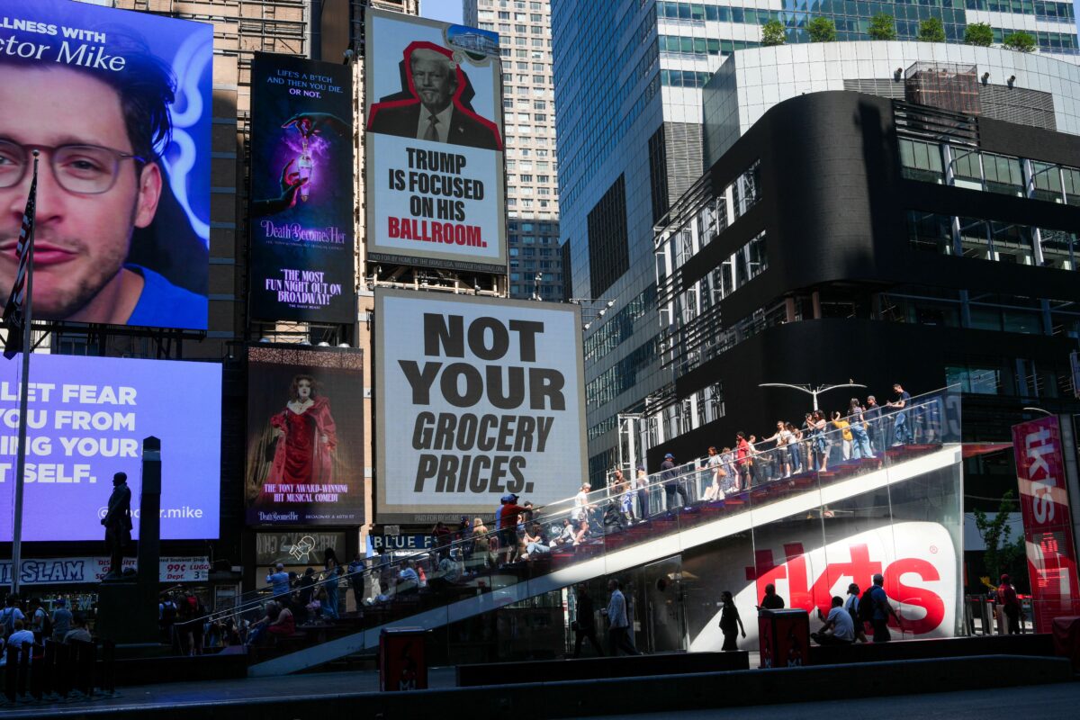 Ψηφιακή πινακίδα κατά του Τραμπ στην Times Square της Νέας Υόρκης