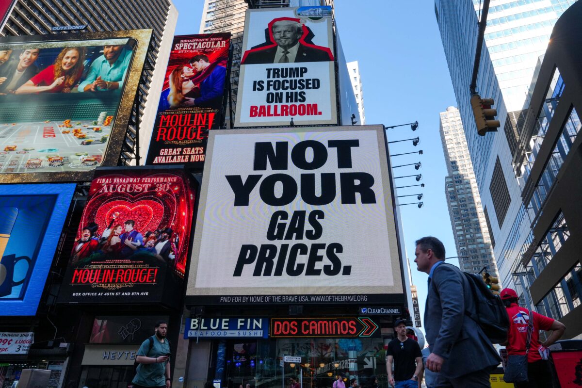 Η οργάνωση των συντηρητικων Home of the Brave γέμισε την Times Square με αφίσες κατά του Τραμπ