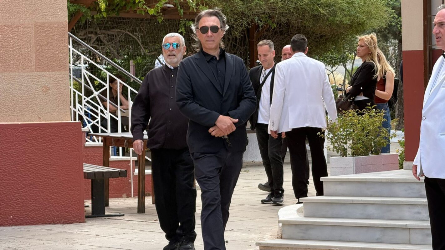 Ο Μάκης Τσέλιος με τα μπλε γυαλιά