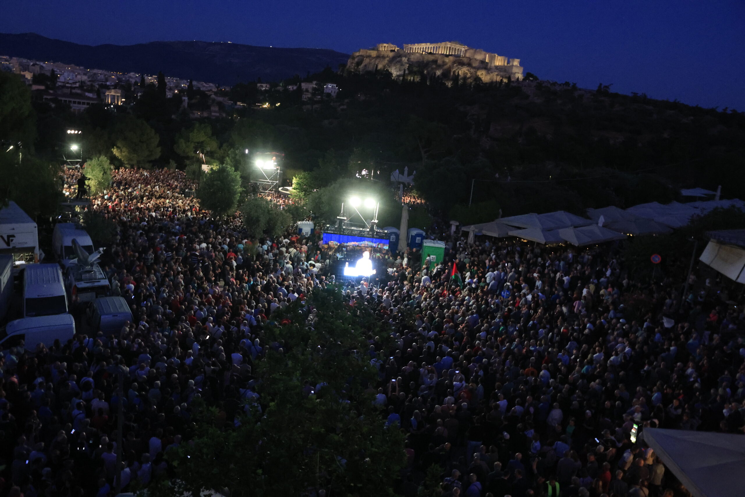 Πλήθος κόσμου στο Θησείο