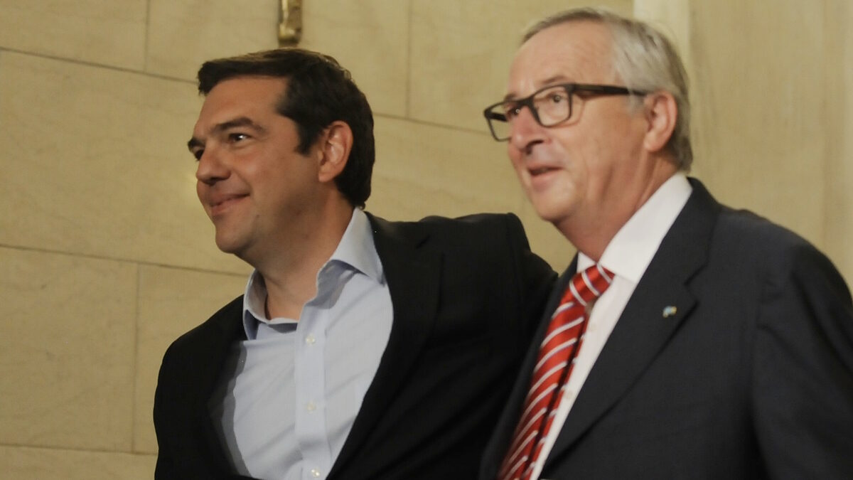 Ο τότε πρωθυπουργός, Αλέξης Τσίπρας με τον πρώην πρόεδρο της Κομισιόν, Ζαν Κλοντ Γιούνκερ