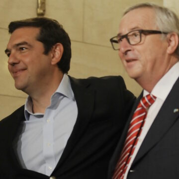 Ο τότε πρωθυπουργός, Αλέξης Τσίπρας με τον πρώην πρόεδρο της Κομισιόν, Ζαν Κλοντ Γιούνκερ