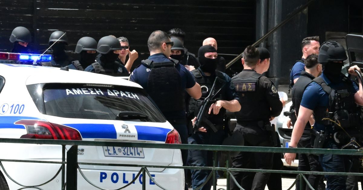 Tζιτζιφιές: Μεθυσμένος πυροβόλησε γυναίκα σε μπαρ και φώναζε «θα σας σκοτώσω όλους!» – Η στιγμή της σύλληψης του δράστη
