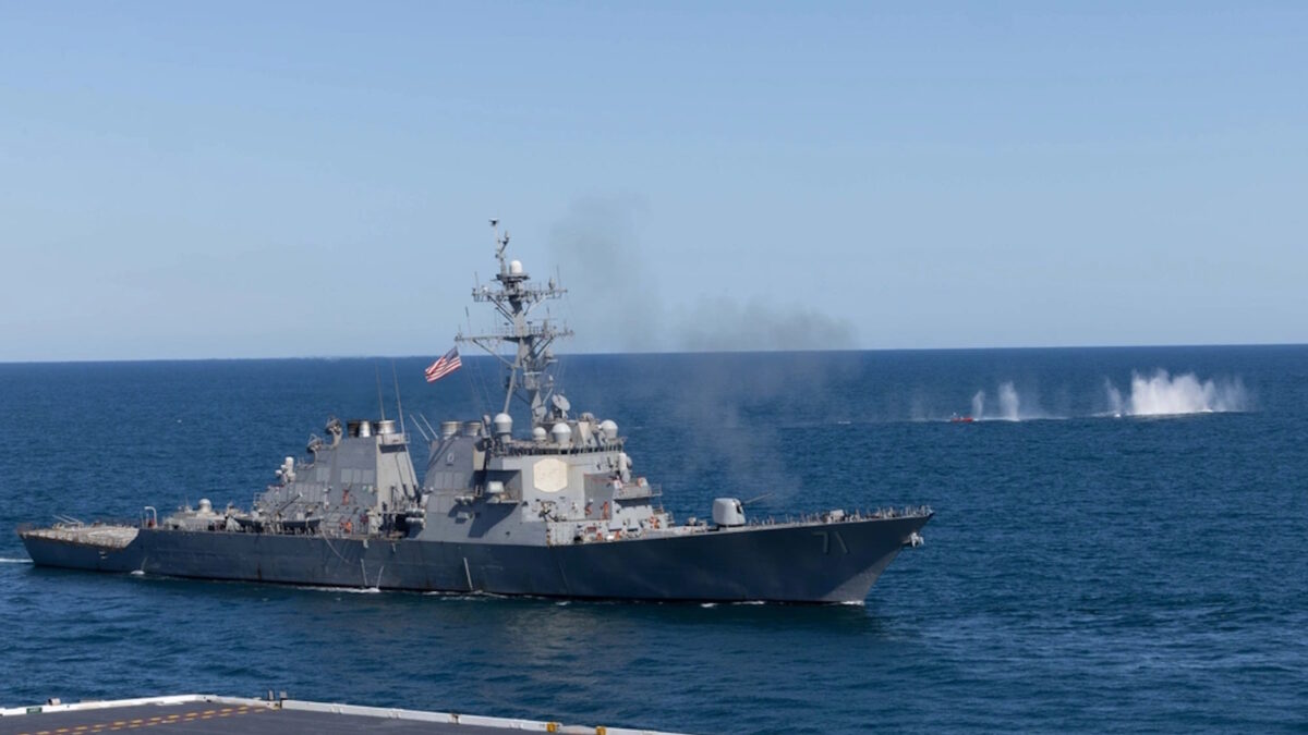 Το αμερικανικό αντιτορπιλικό USS Ross που συνοδεύει το αεροπλανοφόρο USS George H.W. Bush στη Μέση Ανατολή