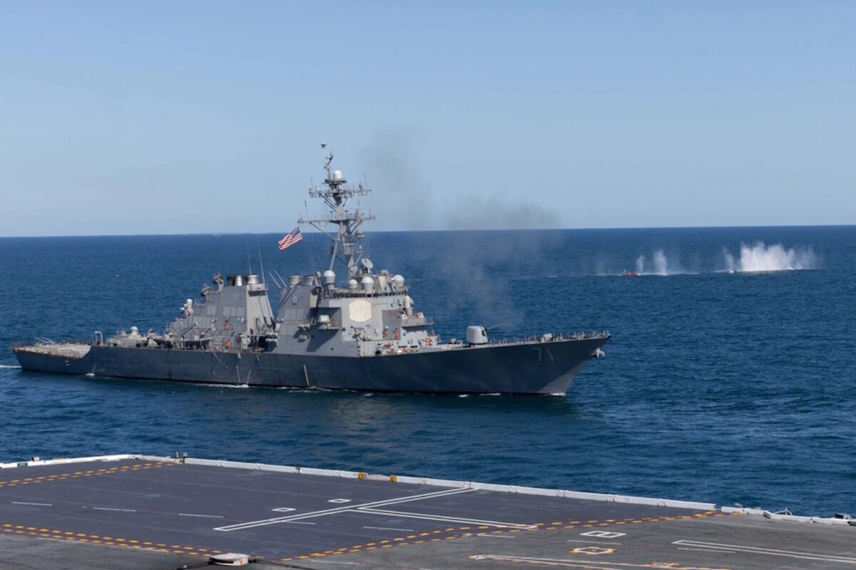 Το αμερικανικό αντιτορπιλικό USS Ross που συνοδεύει το αεροπλανοφόρο USS George H.W. Bush στη Μέση Ανατολή