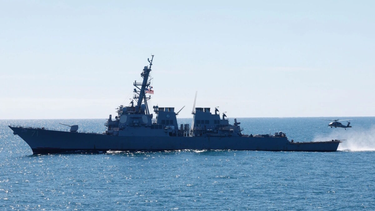 Το αμερικανικό αντιτορπιλικό USS Ross που συνοδεύει το αεροπλανοφόρο USS George H.W. Bush στη Μέση Ανατολή