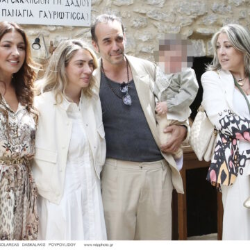 Η αναμνηστική φωτογραφία μετά την βάφτιση
