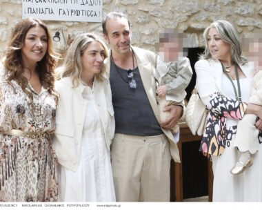 Η αναμνηστική φωτογραφία μετά την βάφτιση