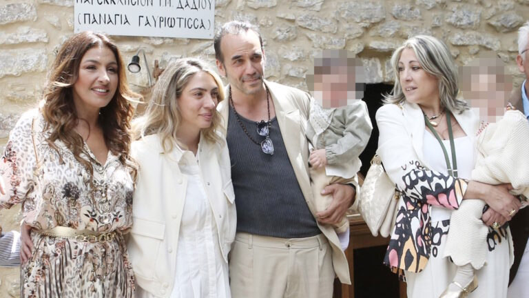 Η αναμνηστική φωτογραφία μετά την βάφτιση