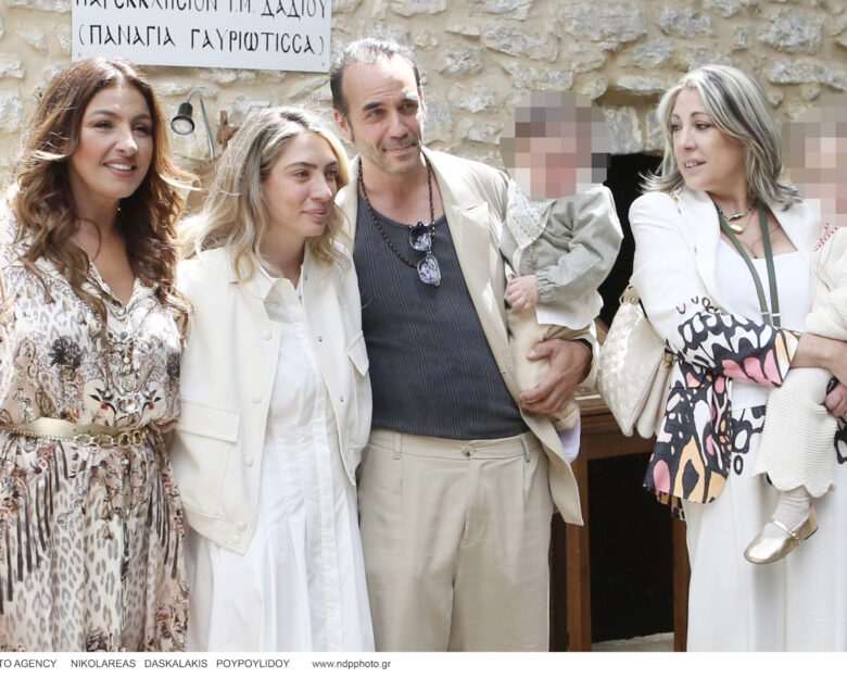 Η αναμνηστική φωτογραφία μετά την βάφτιση