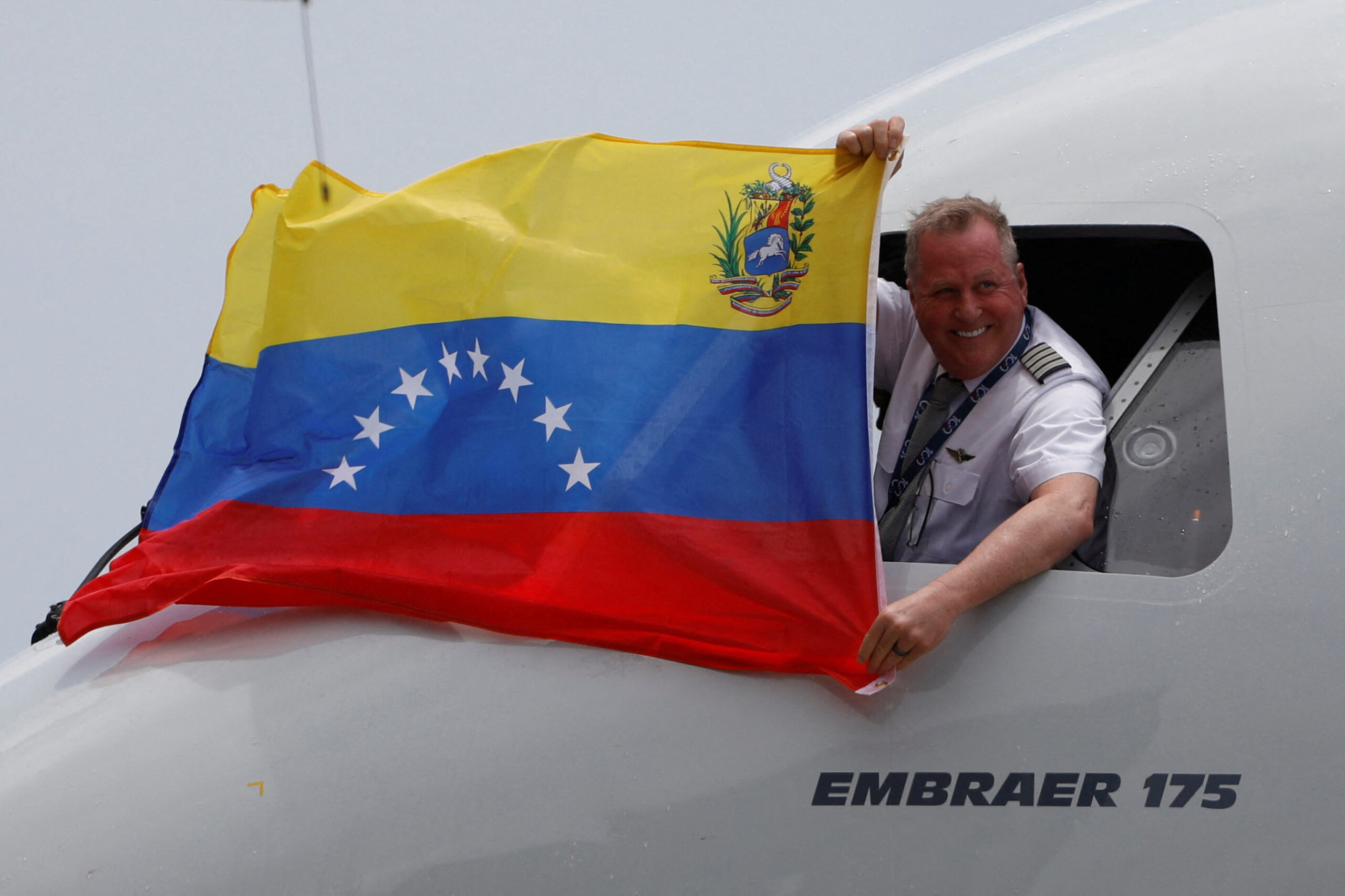 An American Airlines flight from Miami lands at Simon Bolivar International Airport