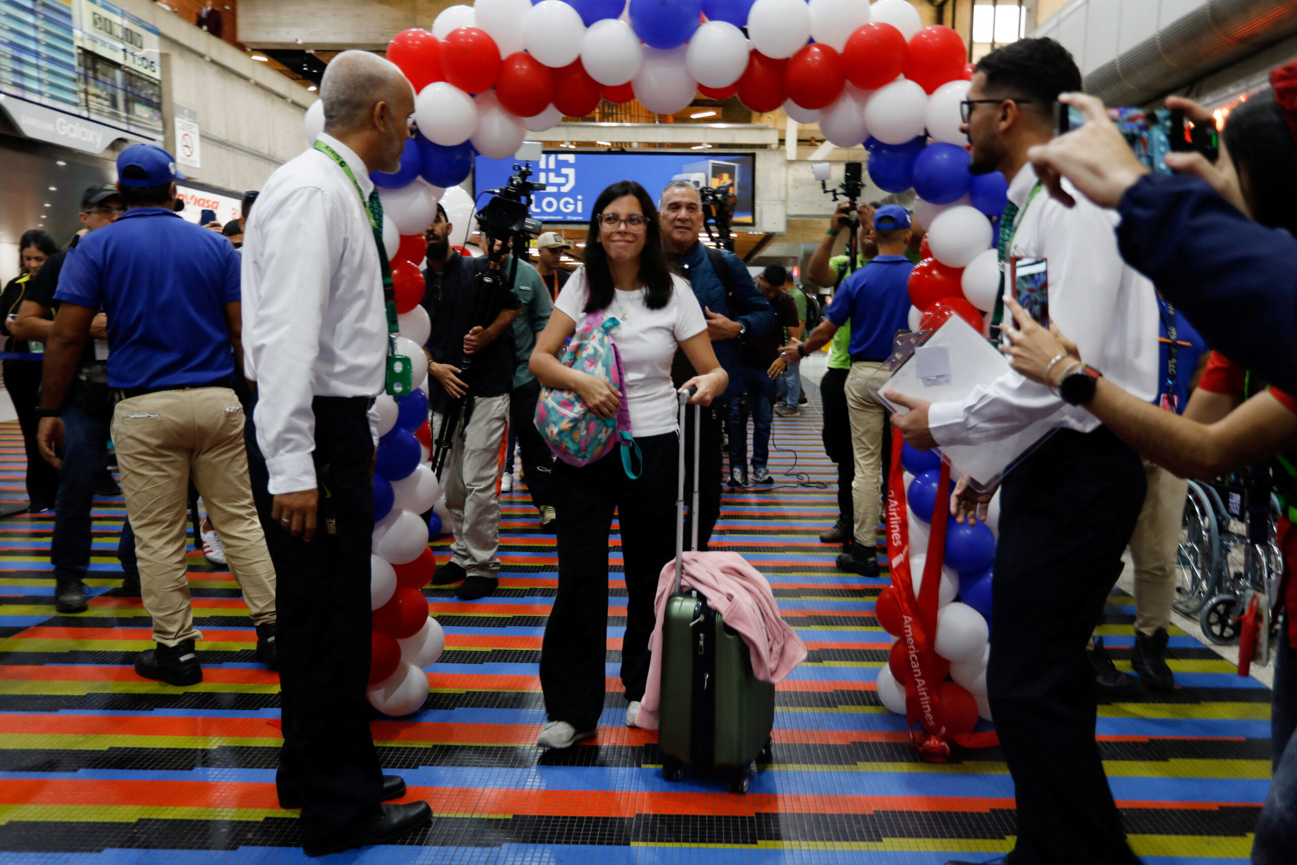 An American Airlines flight from Miami lands at Simon Bolivar International Airport